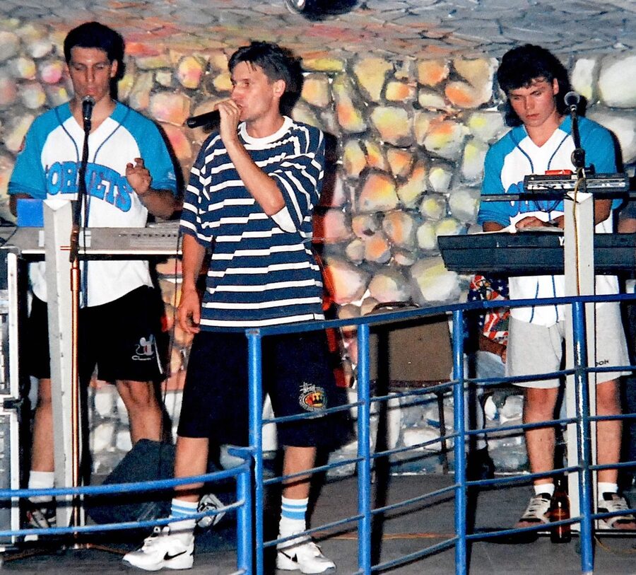 Zespół Skaner na scenie klubu w 1995 roku, wokalista z mikrofonem między dwoma keyboardami